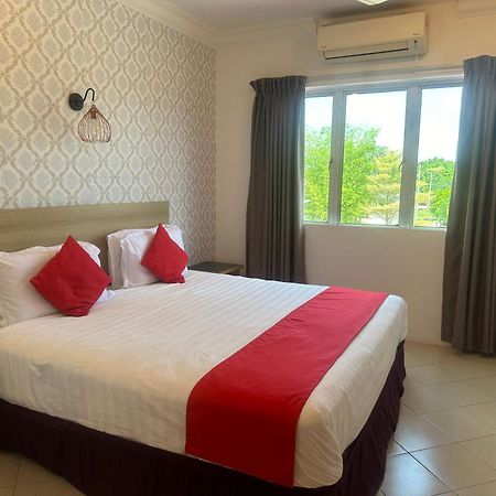 V Hotel Teluk Intan Esterno foto