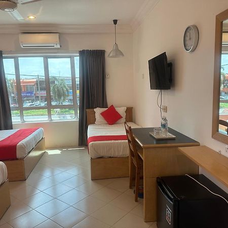 V Hotel Teluk Intan Esterno foto