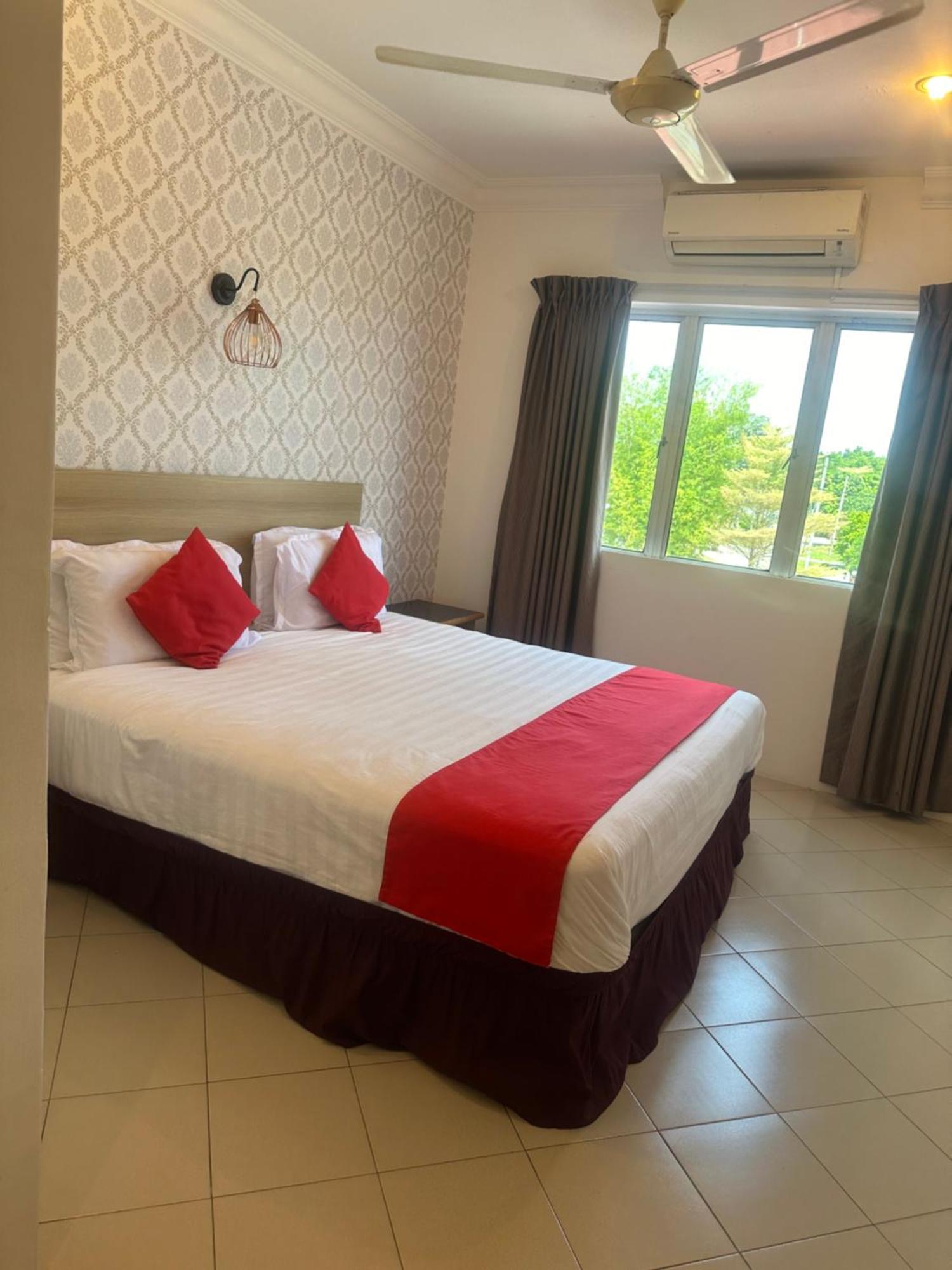 V Hotel Teluk Intan Esterno foto