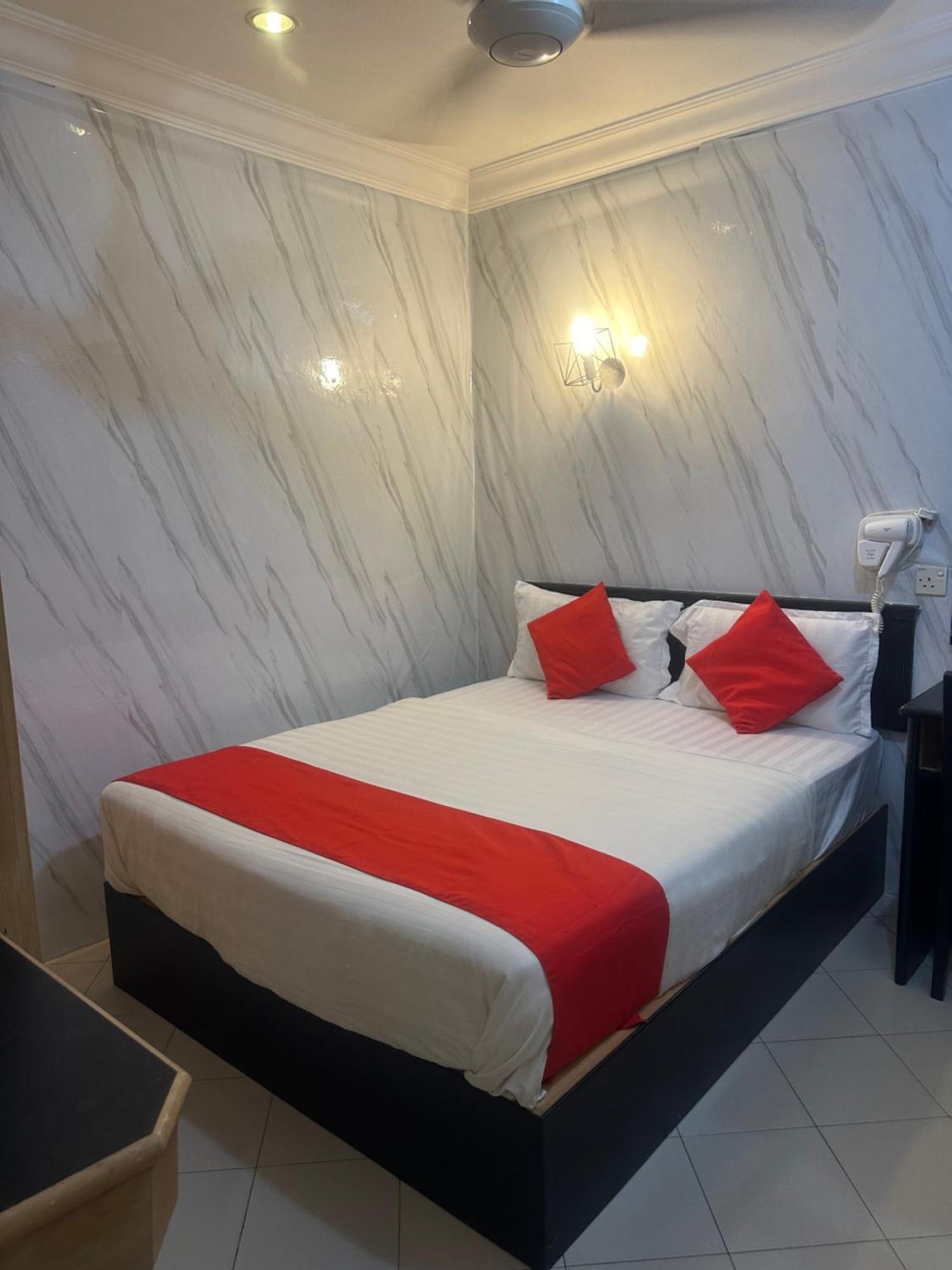 V Hotel Teluk Intan Esterno foto