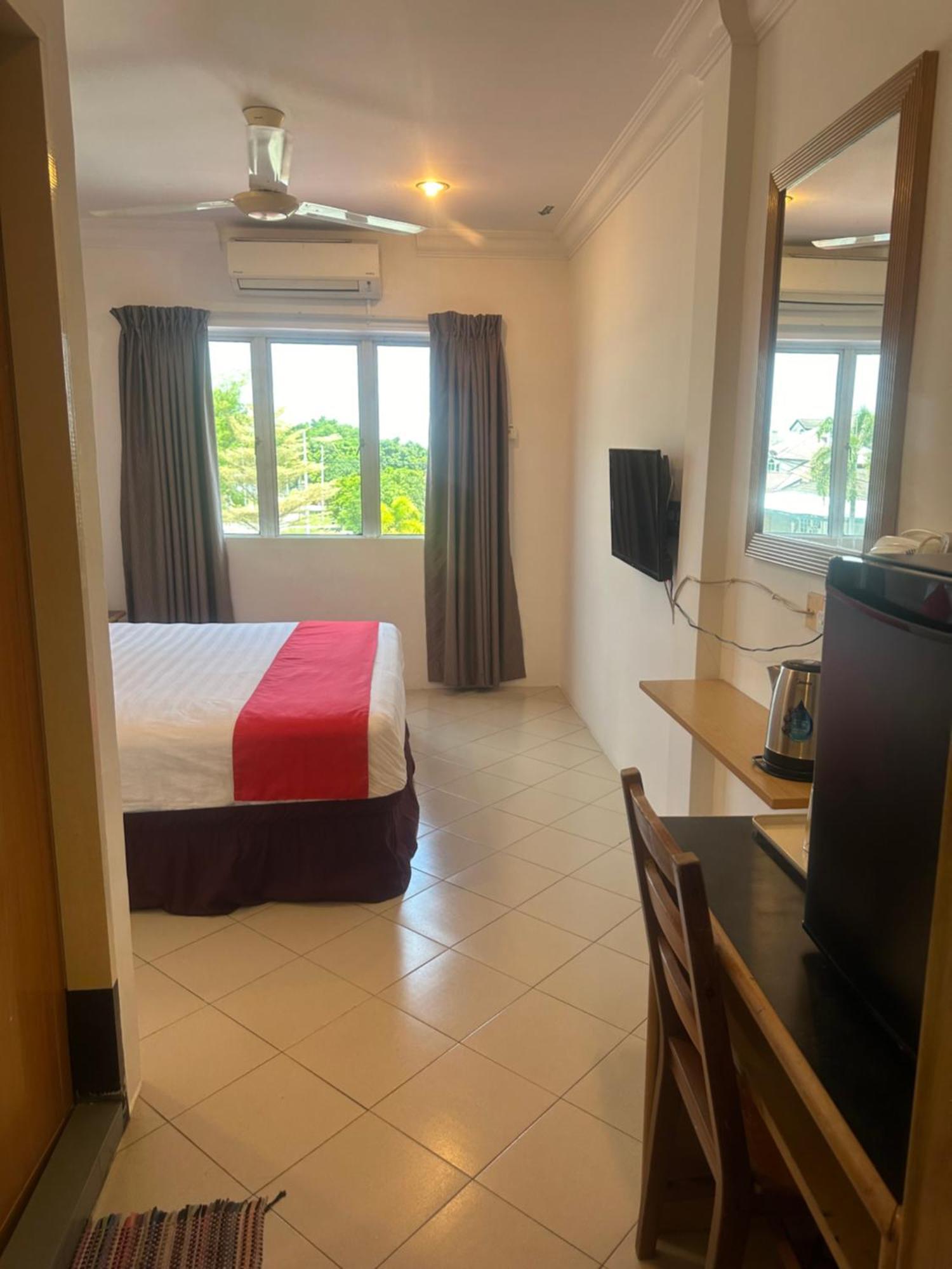 V Hotel Teluk Intan Esterno foto