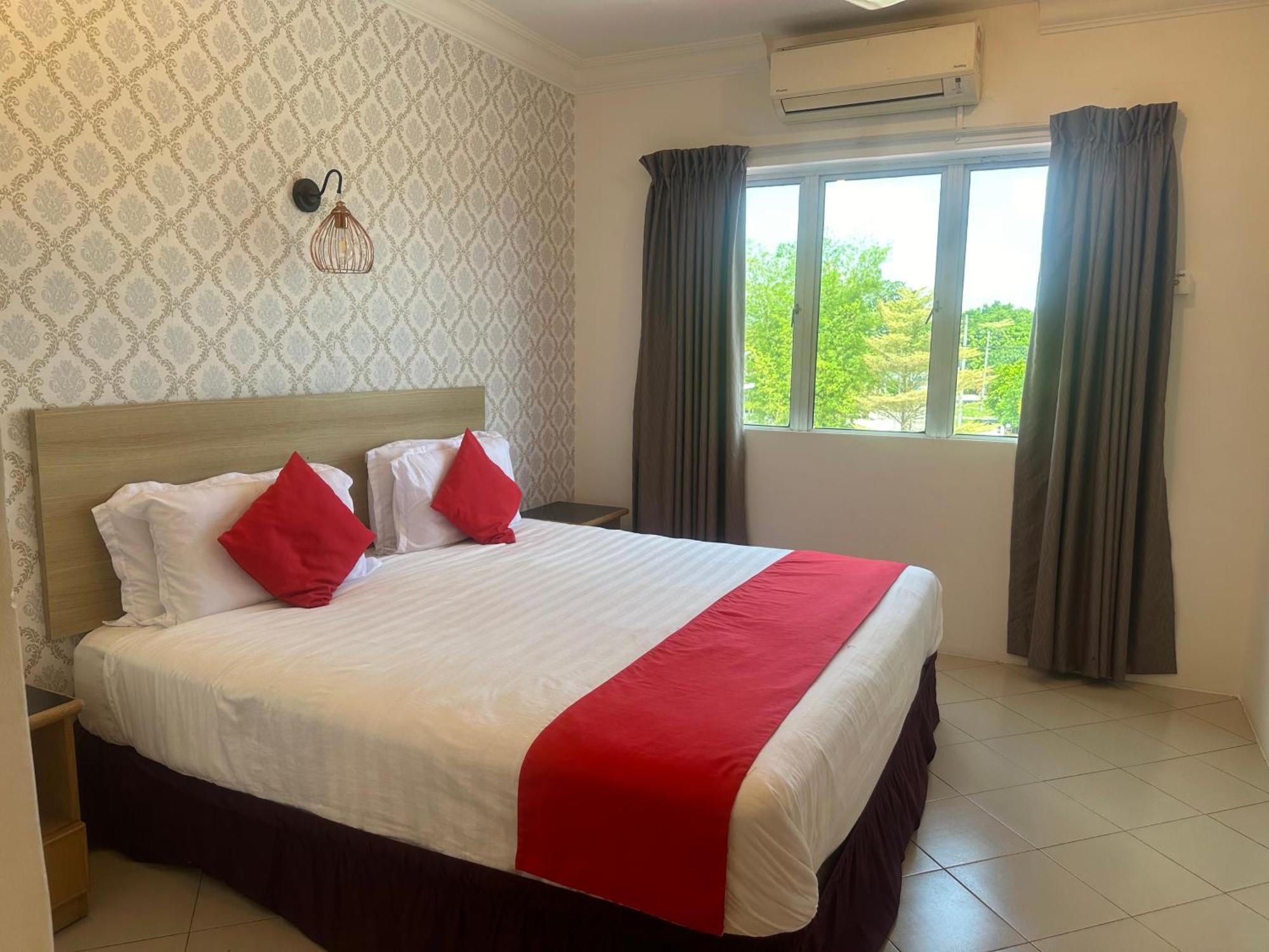 V Hotel Teluk Intan Esterno foto