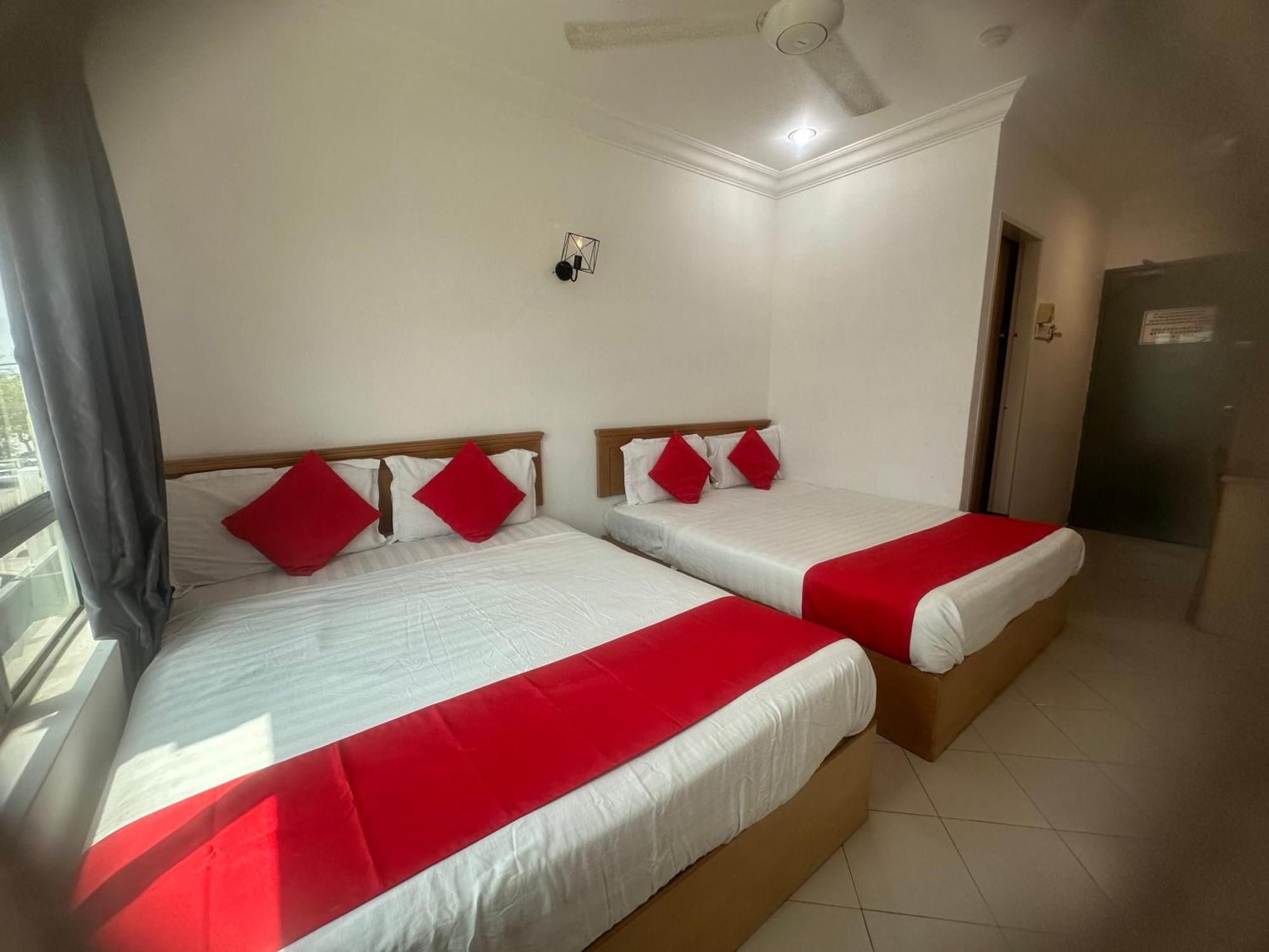 V Hotel Teluk Intan Esterno foto