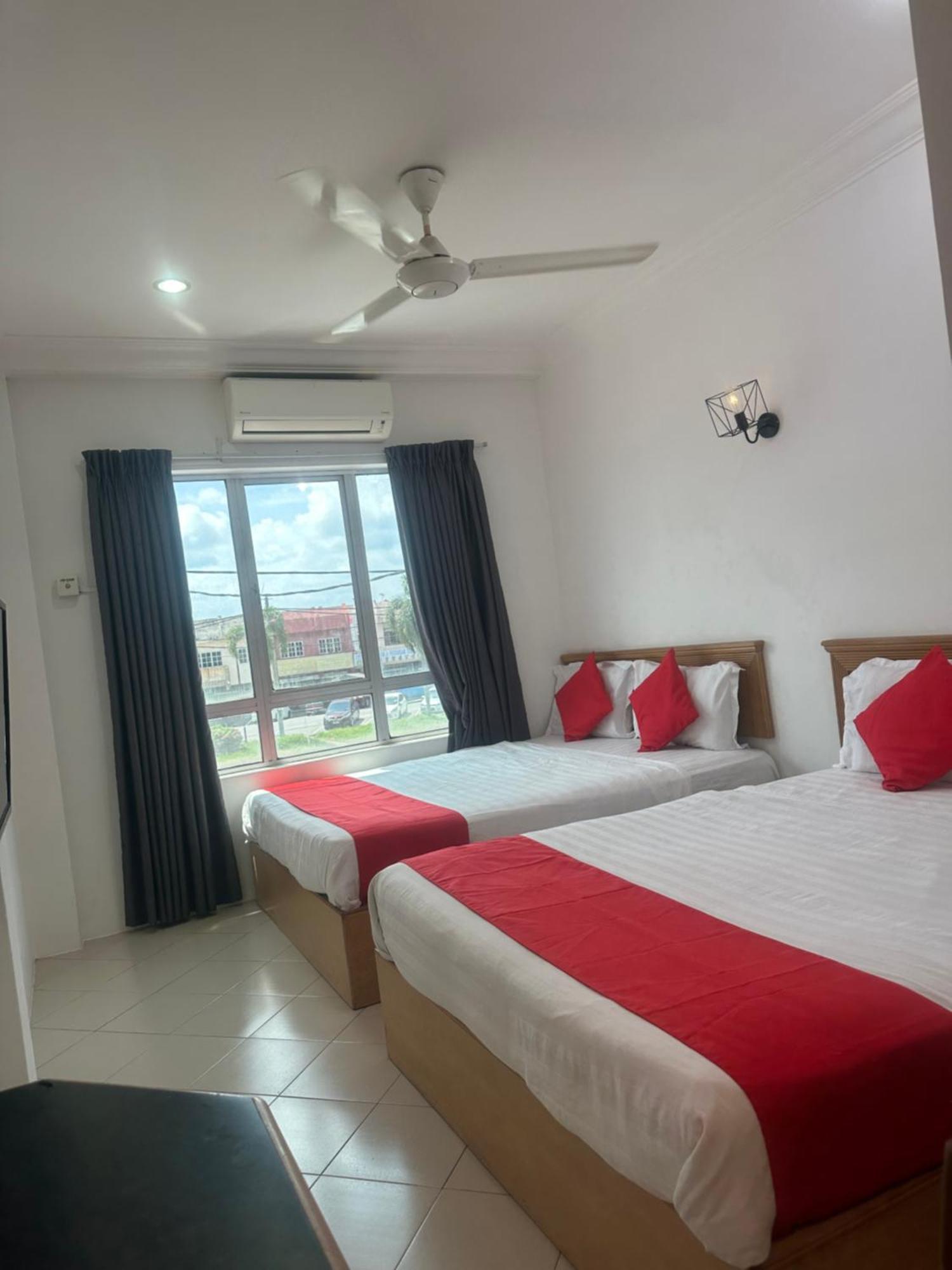V Hotel Teluk Intan Esterno foto