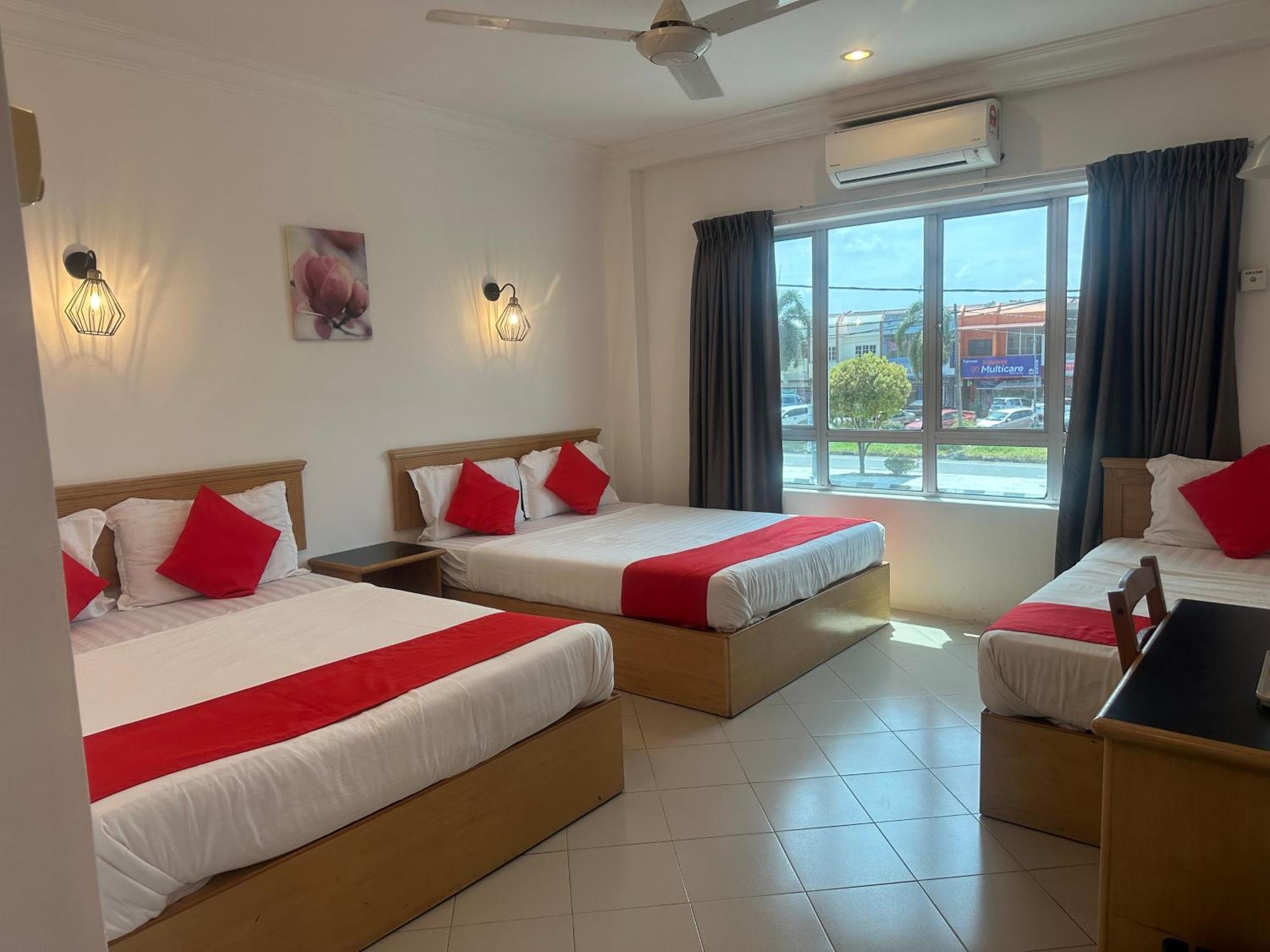 V Hotel Teluk Intan Esterno foto