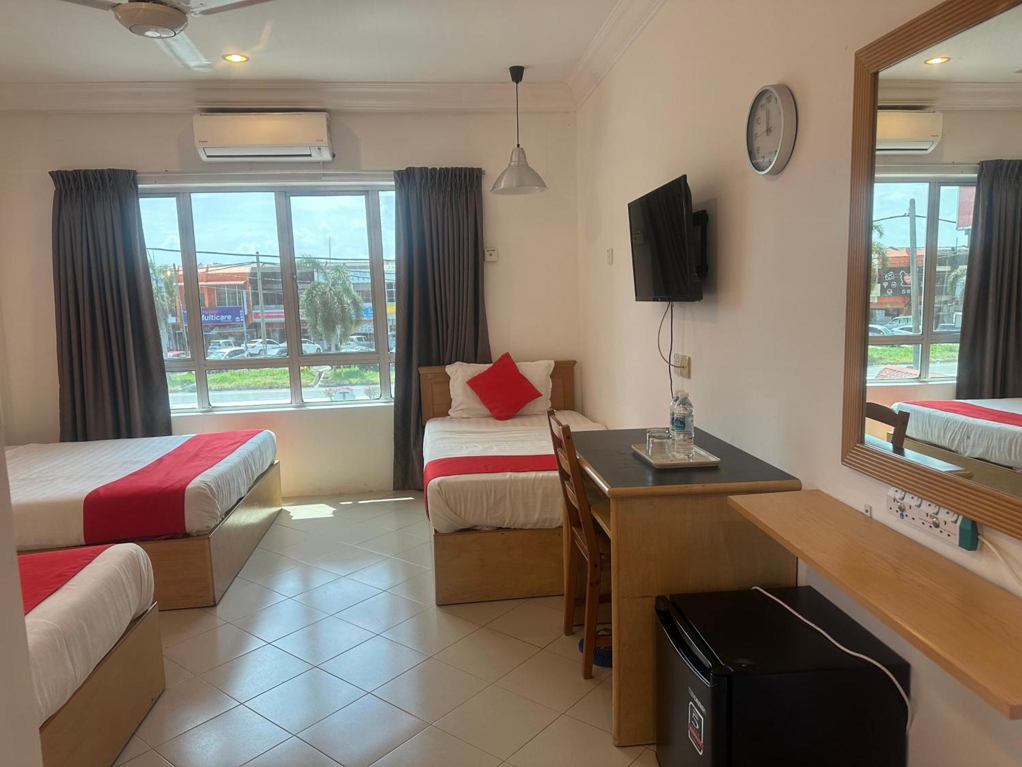 V Hotel Teluk Intan Esterno foto