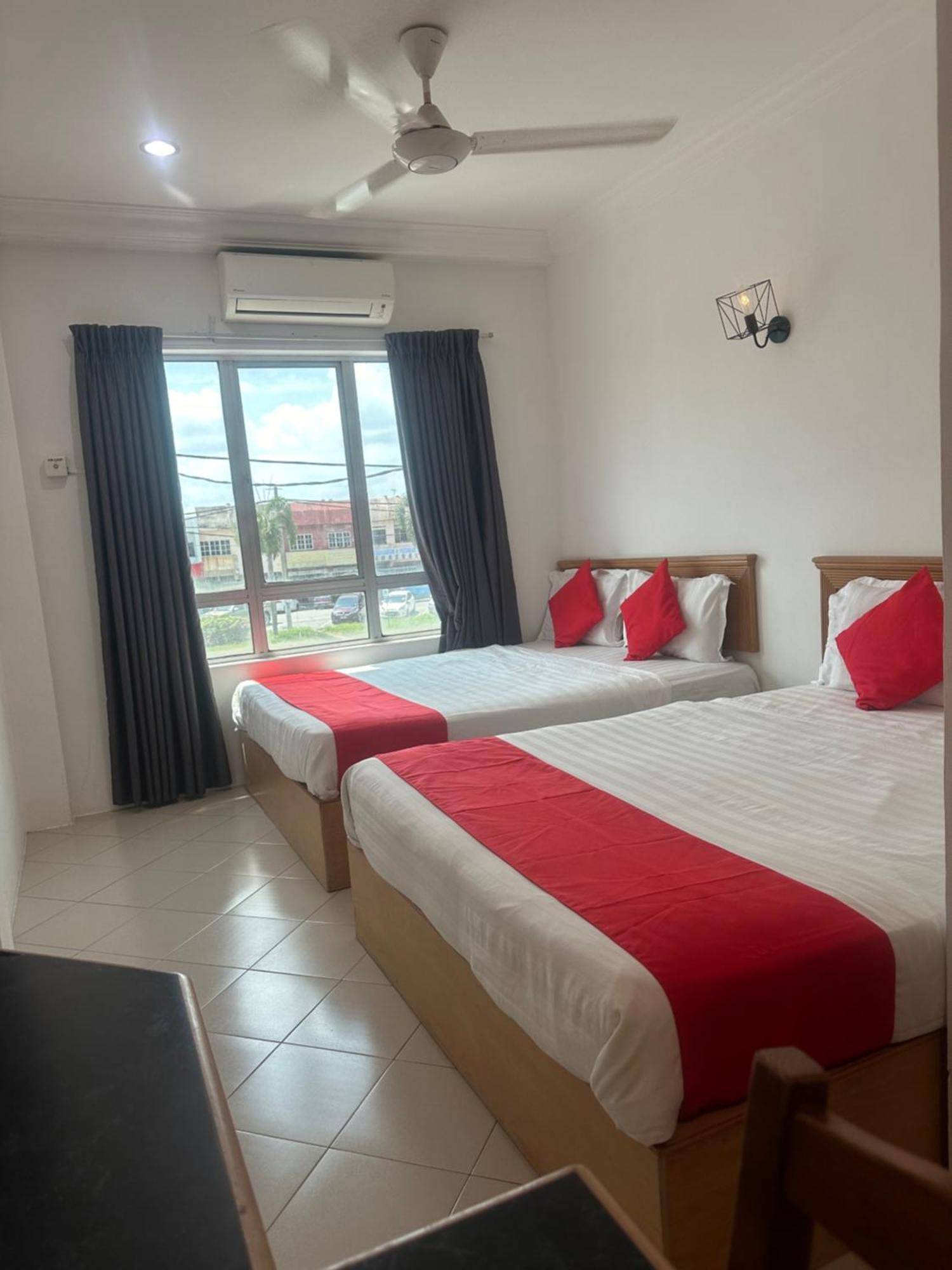 V Hotel Teluk Intan Esterno foto